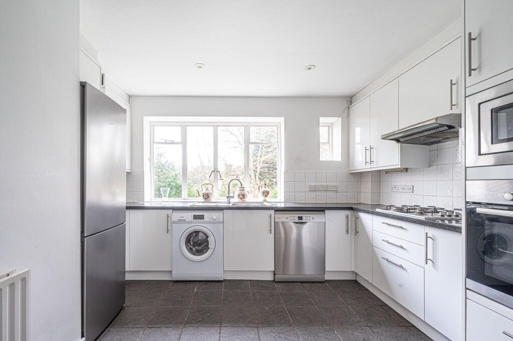 3 bed 1st Floor Flat for rent in Finchley. From Foxtons - Temple Fortune