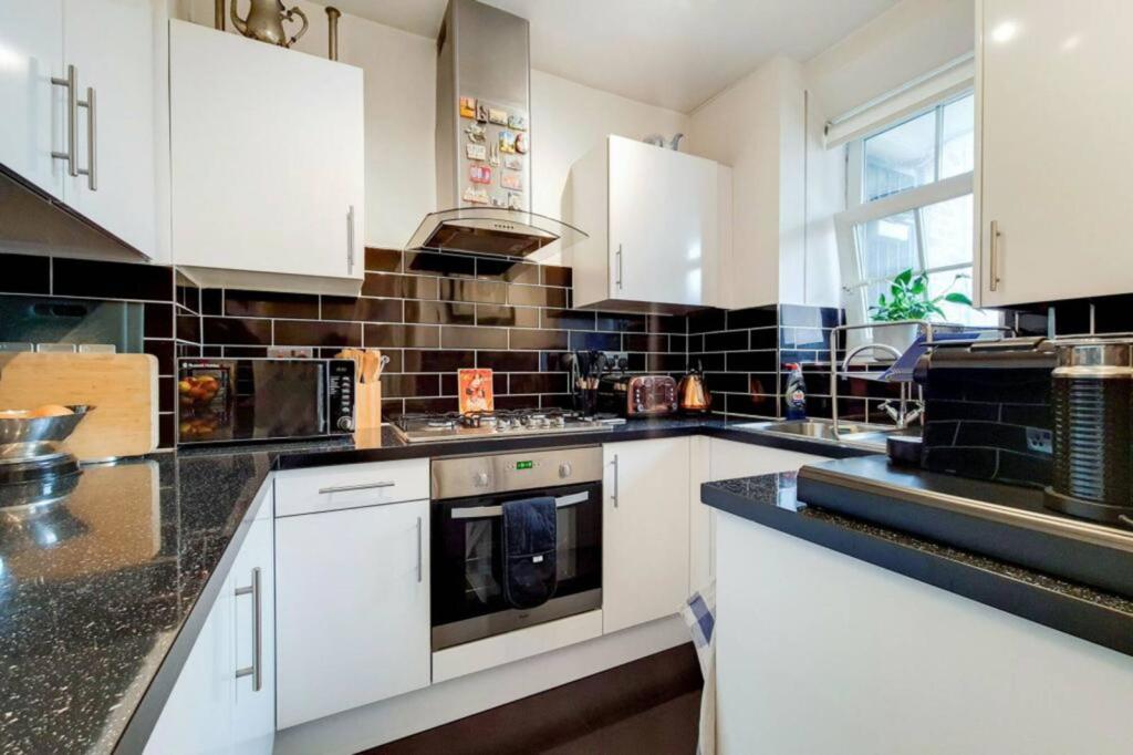 3 bed 1st Floor Flat for rent in London. From Foxtons - Vauxhall
