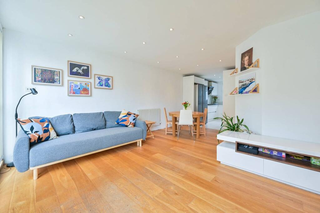 4 bed 1st Floor Flat for rent in London. From Foxtons - Vauxhall