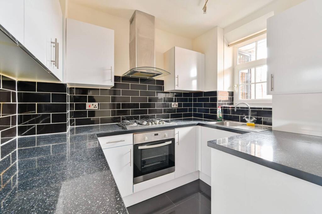 3 bed 1st Floor Flat for rent in London. From Foxtons - Vauxhall