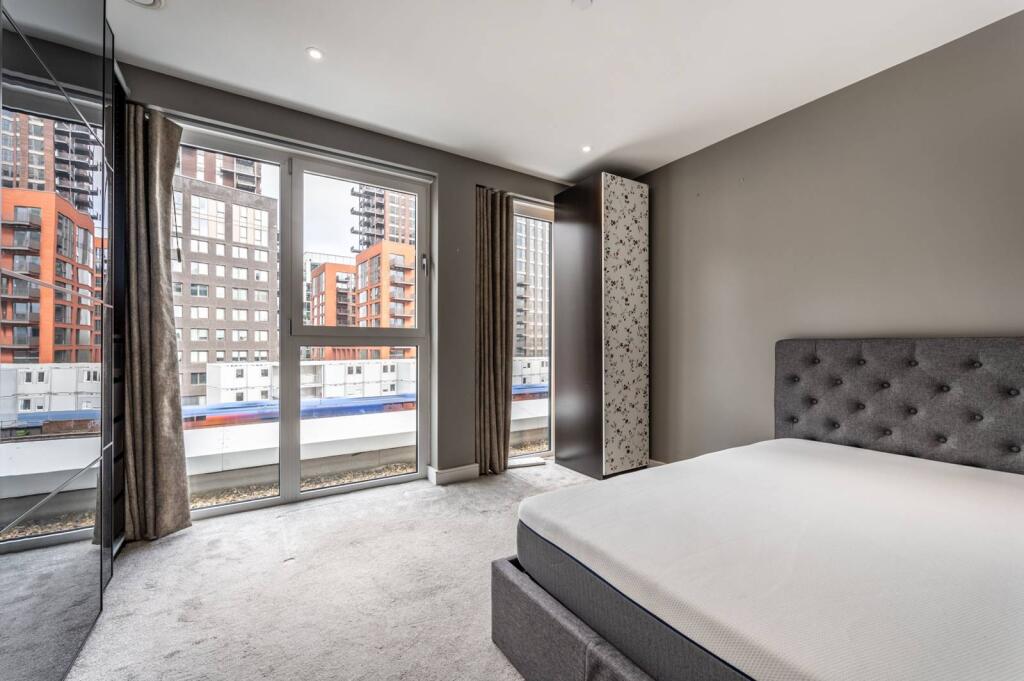 2 bed 1st Floor Flat for rent in Clapham. From Foxtons - Vauxhall