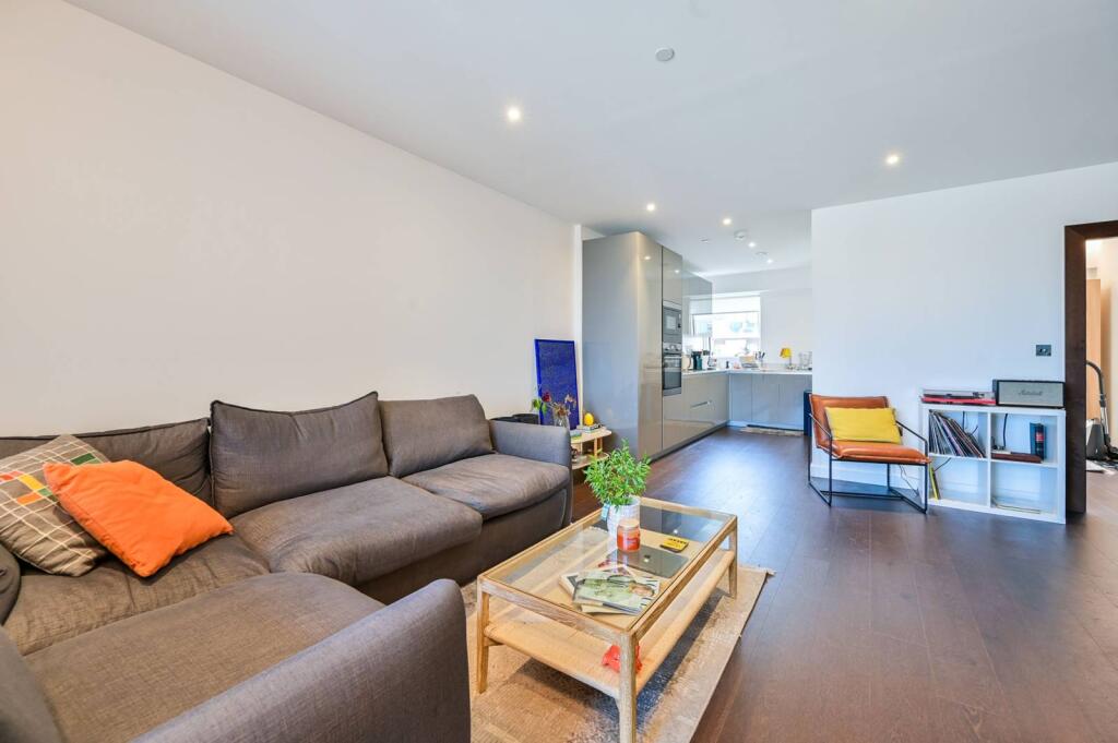2 bed 1st Floor Flat for rent in Battersea. From Foxtons - Vauxhall