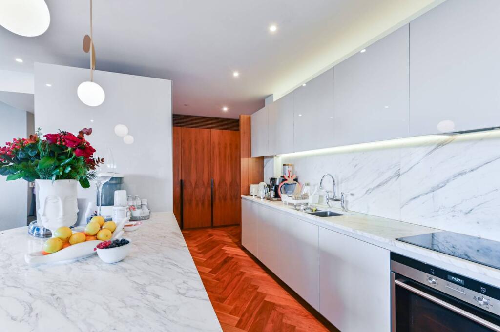 3 bed 1st Floor Flat for rent in London. From Foxtons - Vauxhall