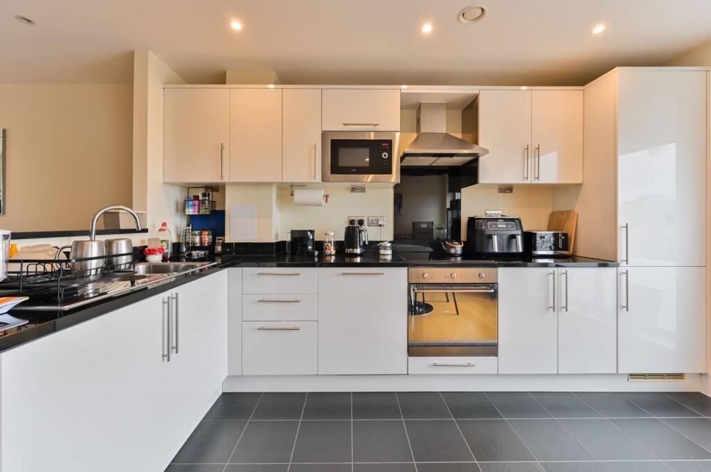 2 bed 1st Floor Flat for rent in Camberwell. From Foxtons - Vauxhall