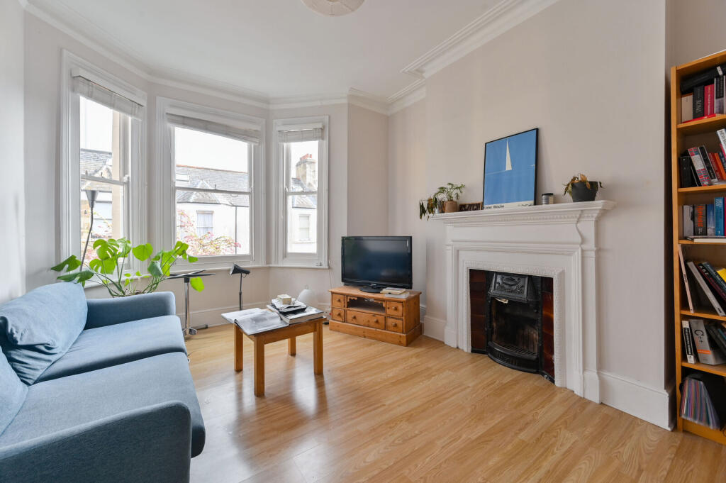2 bed 1st Floor Flat for rent in Camberwell. From Foxtons - Vauxhall