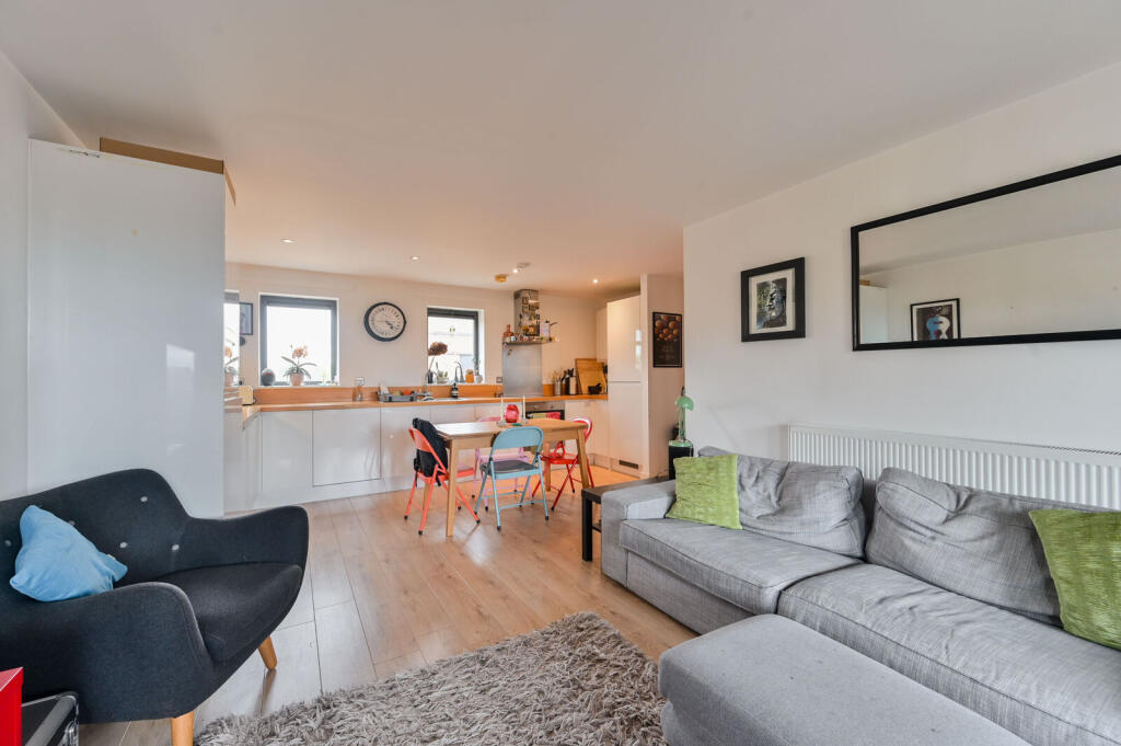 2 bed 1st Floor Flat for rent in London. From Foxtons - Vauxhall