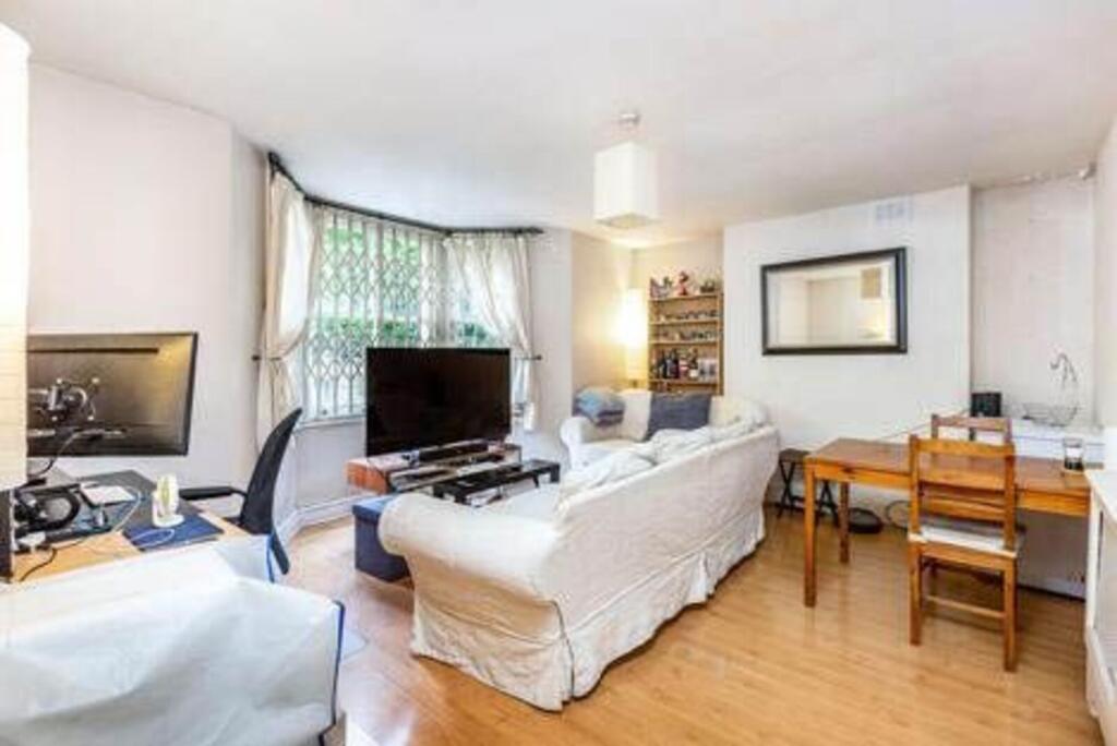 2 bed 1st Floor Flat for rent in Camberwell. From Foxtons - Vauxhall