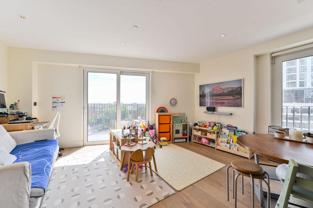 2 bed 1st Floor Flat for rent in Clapham. From Foxtons - Vauxhall