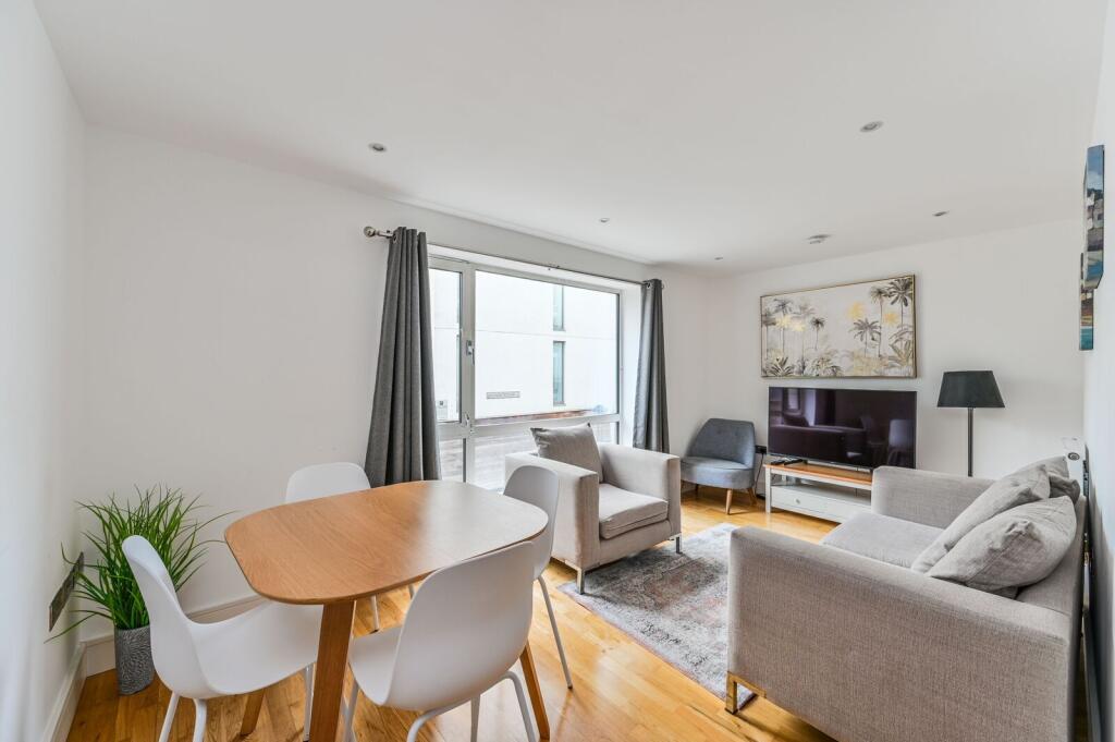 2 bed 1st Floor Flat for rent in Camberwell. From Foxtons - Vauxhall