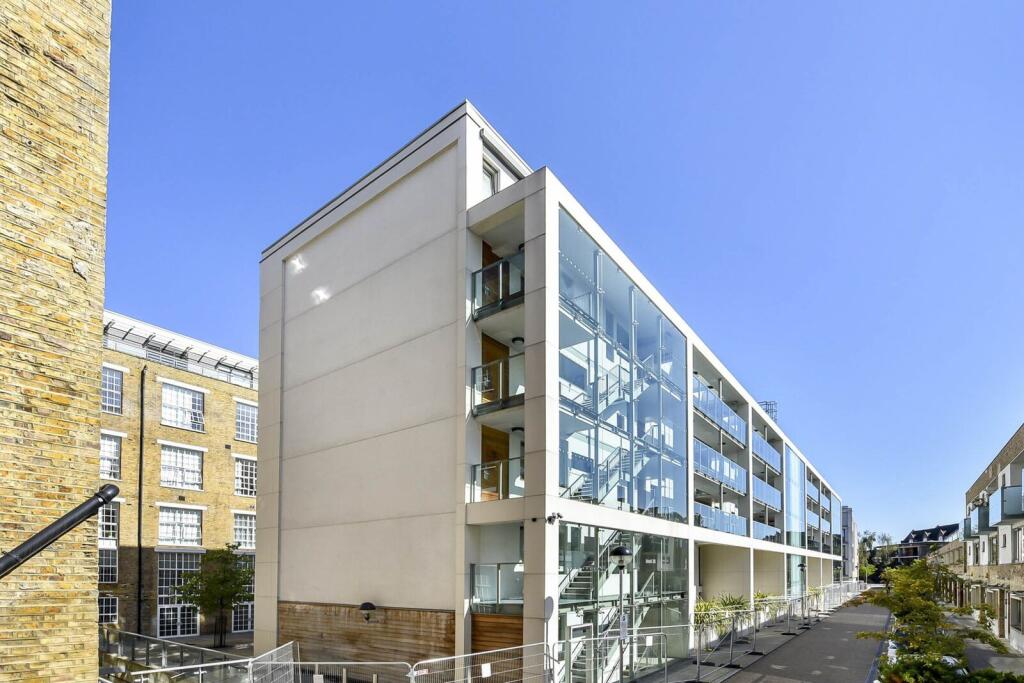 2 bed 1st Floor Flat for rent in Camberwell. From Foxtons - Vauxhall