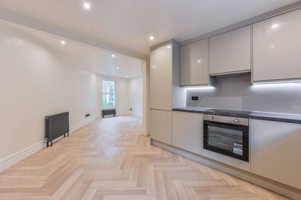 2 bed 1st Floor Flat for rent in Camberwell. From Foxtons - Vauxhall