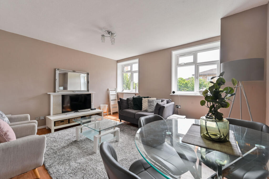 2 bed 1st Floor Flat for rent in Clapham. From Foxtons - Vauxhall
