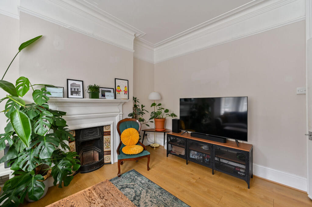 2 bed 1st Floor Flat for rent in Camberwell. From Foxtons - Vauxhall