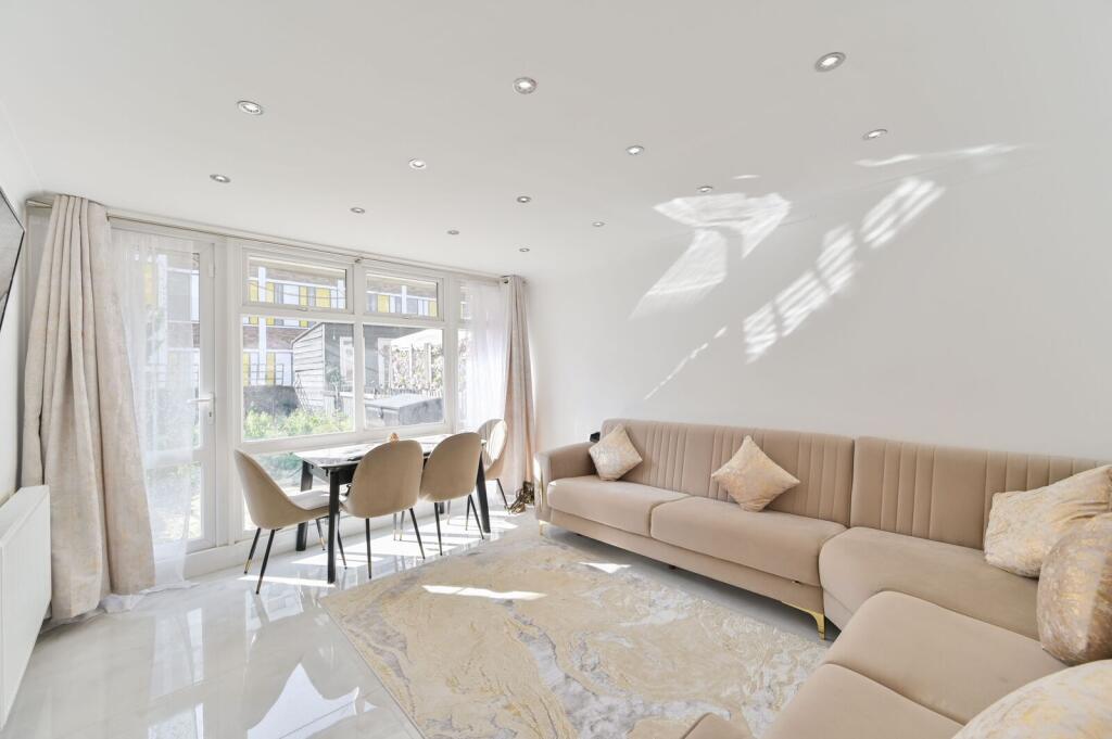 3 bed 1st Floor Flat for rent in London. From Foxtons - Vauxhall