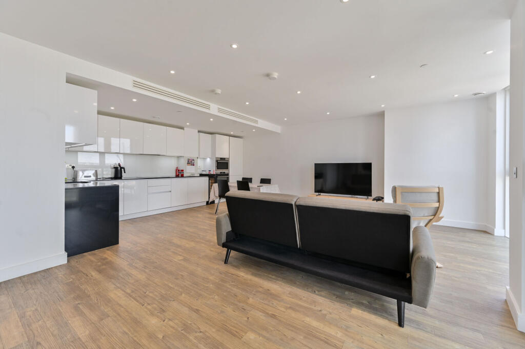 2 bed 1st Floor Flat for rent in London. From Foxtons - Vauxhall