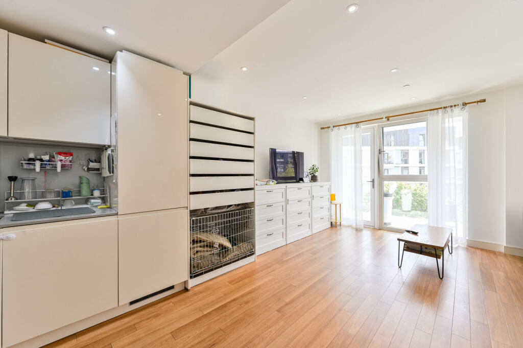 2 bed 1st Floor Flat for rent in Clapham. From Foxtons - Vauxhall