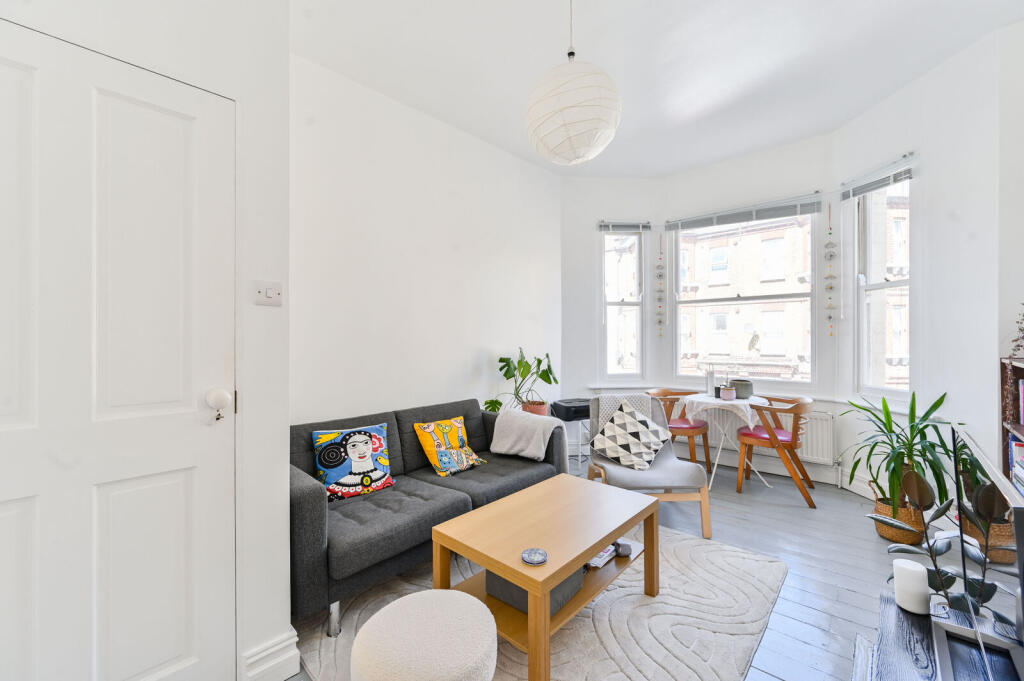 2 bed 1st Floor Flat for rent in London. From Foxtons - Vauxhall