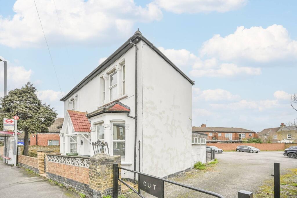 4 bed Detached for rent in London. From Foxtons - Walthamstow