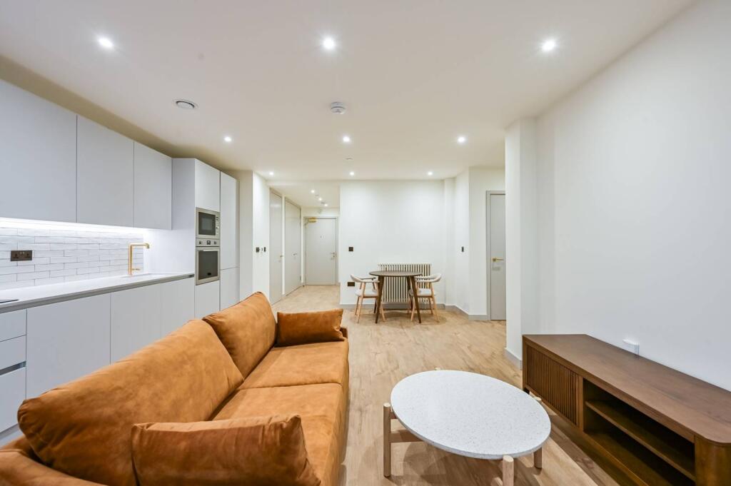 1 bed 1st Floor Flat for rent in . From Foxtons - Walthamstow