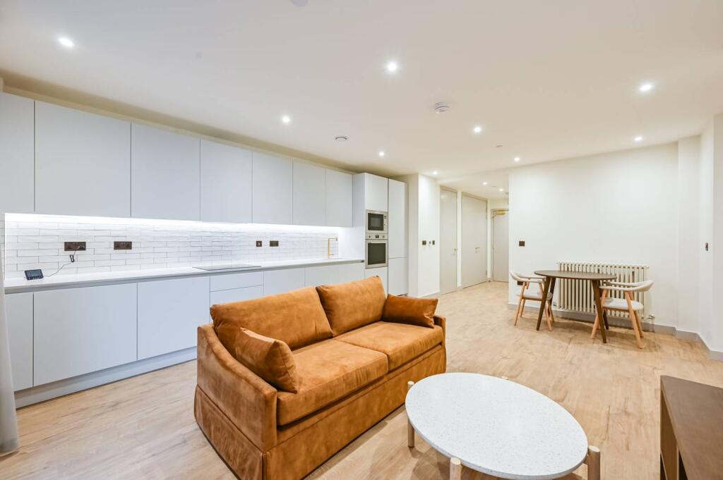 1 bed 1st Floor Flat for rent in . From Foxtons - Walthamstow