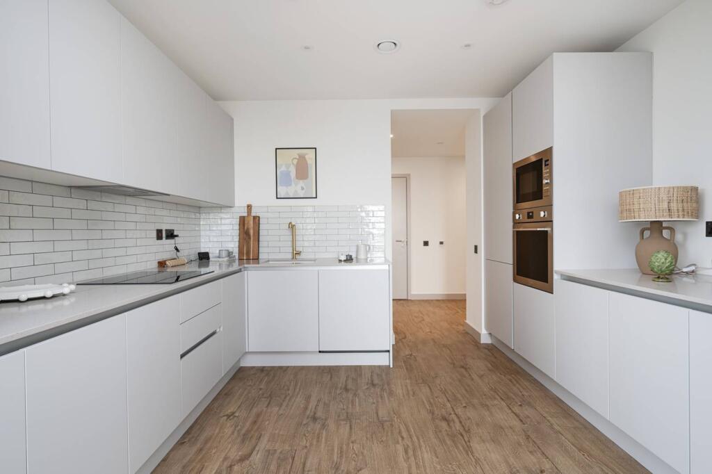 2 bed 1st Floor Flat for rent in . From Foxtons - Walthamstow