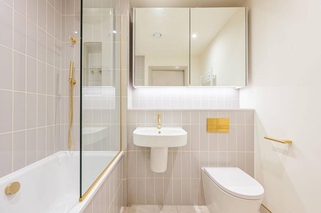1 bed 1st Floor Flat for rent in . From Foxtons - Walthamstow