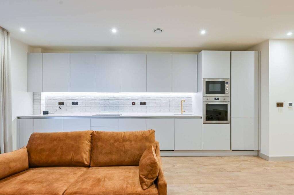 1 bed 1st Floor Flat for rent in . From Foxtons - Walthamstow