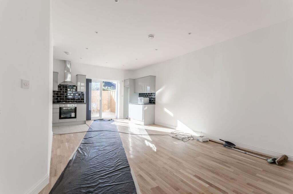 4 bed Detached for rent in Barking. From Foxtons - Walthamstow 4 bed Detached for rent in Barking. From Foxtons - Walthamstow