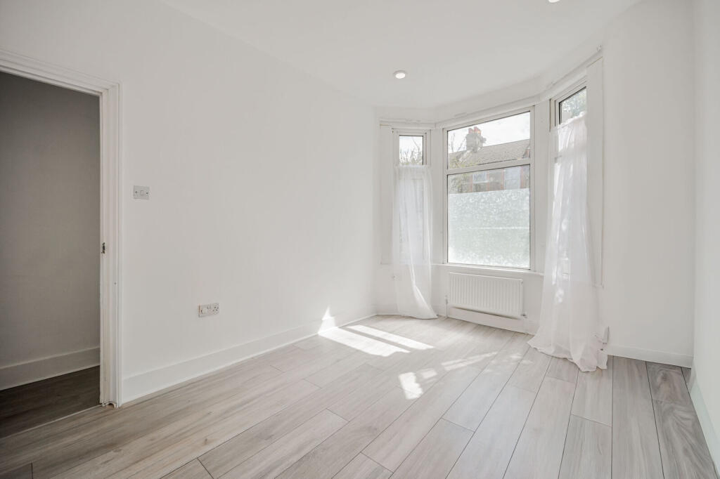 1 bed 1st Floor Flat for rent in Leyton. From Foxtons - Walthamstow