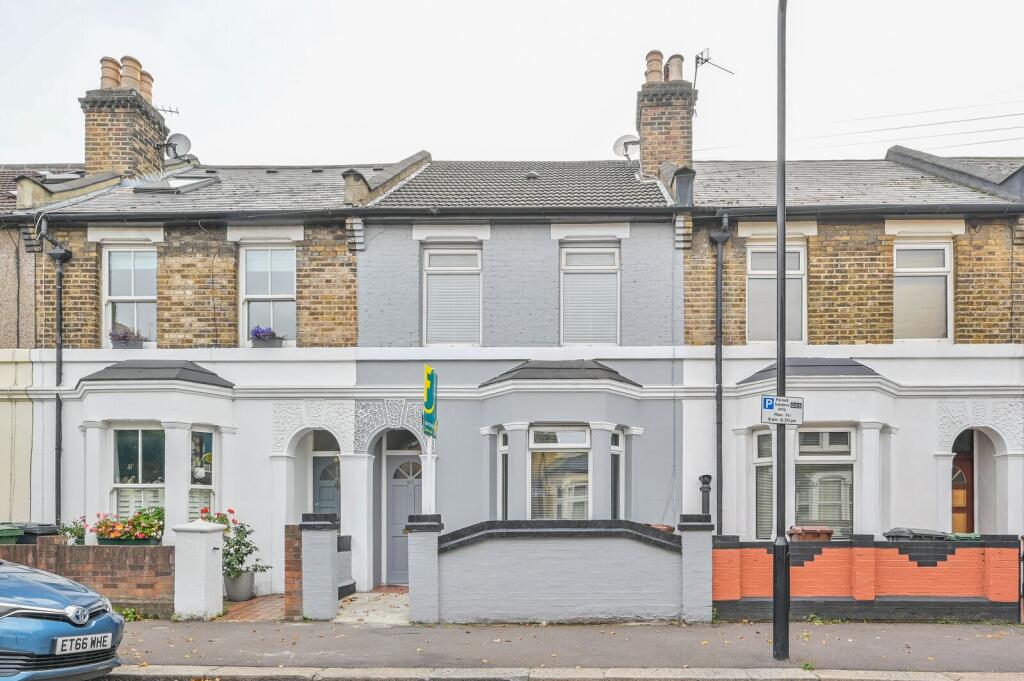 3 bed Mid Terraced House for rent in Wanstead. From Foxtons - Walthamstow