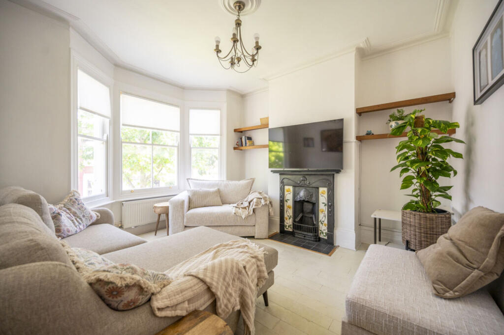 3 bed 1st Floor Flat for rent in London. From Foxtons - Walthamstow