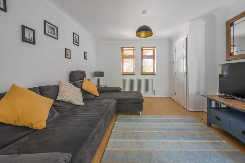 3 bed Mid Terraced House for rent in London. From Foxtons - Wapping