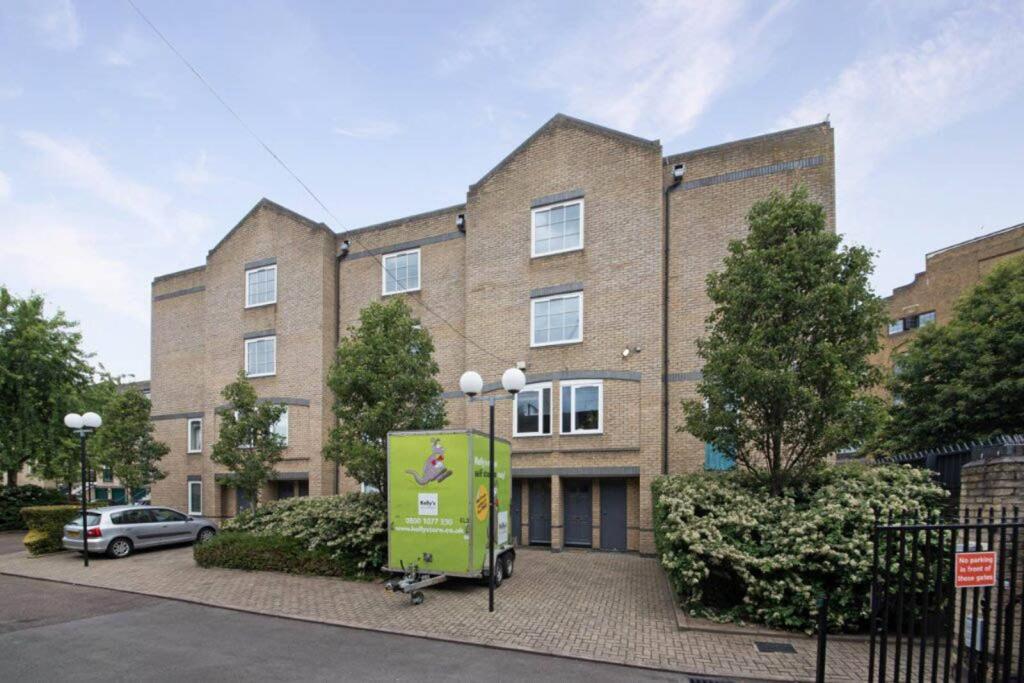 2 bed 1st Floor Flat for rent in London. From Foxtons - Wapping