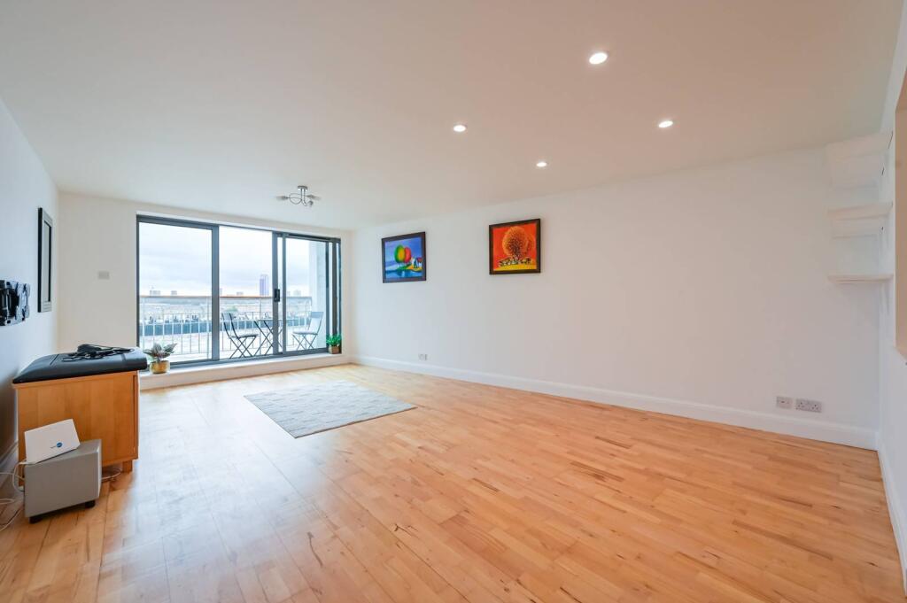 3 bed 1st Floor Flat for rent in London. From Foxtons - Wapping