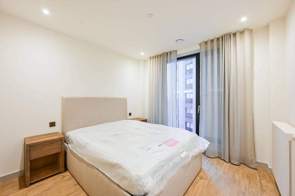 1 bed 1st Floor Flat for rent in . From Foxtons - Wapping