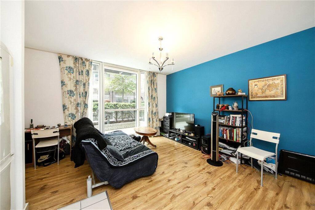 1 bed 1st Floor Flat for rent in Stepney. From Foxtons - Wapping