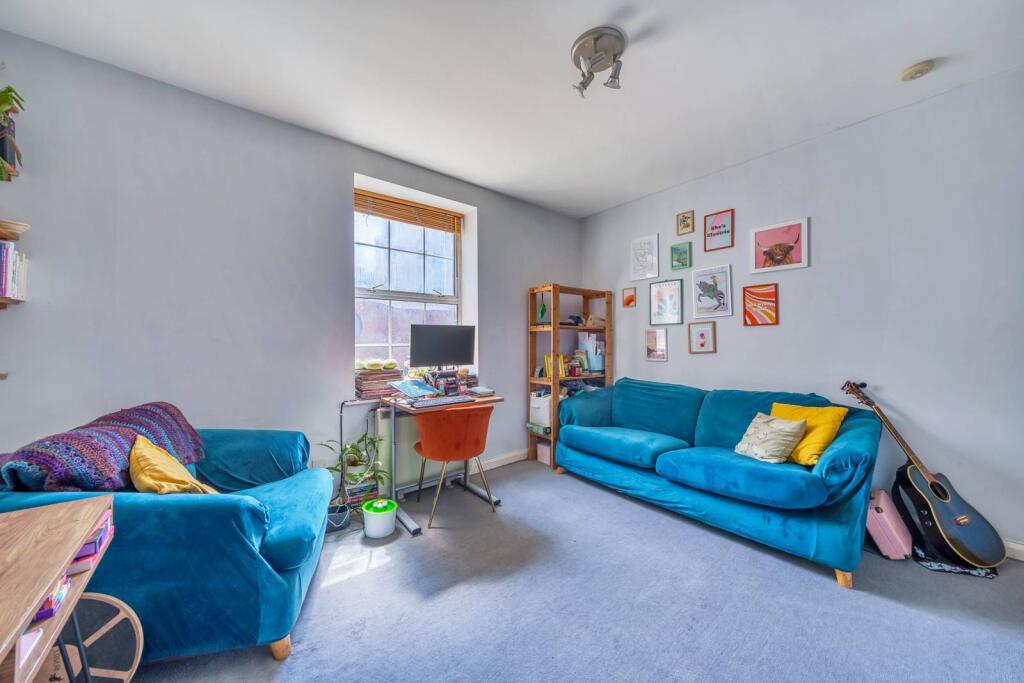1 bed 1st Floor Flat for rent in Stepney. From Foxtons - Wapping