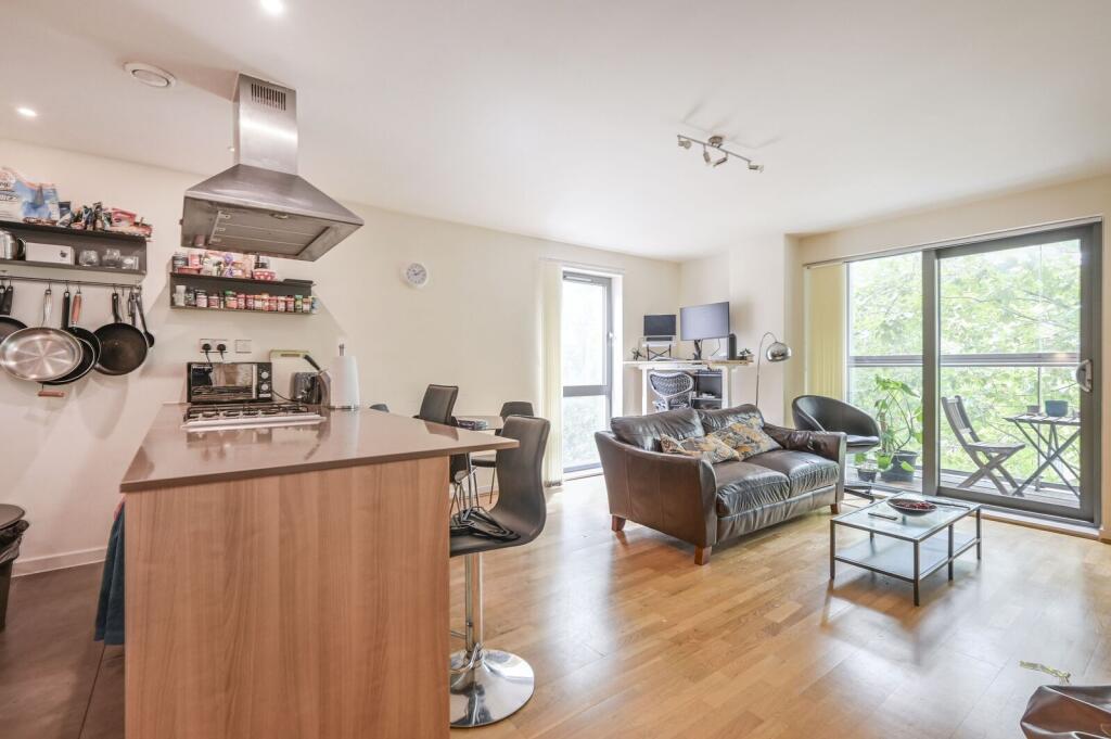 3 bed 1st Floor Flat for rent in London. From Foxtons - Wapping