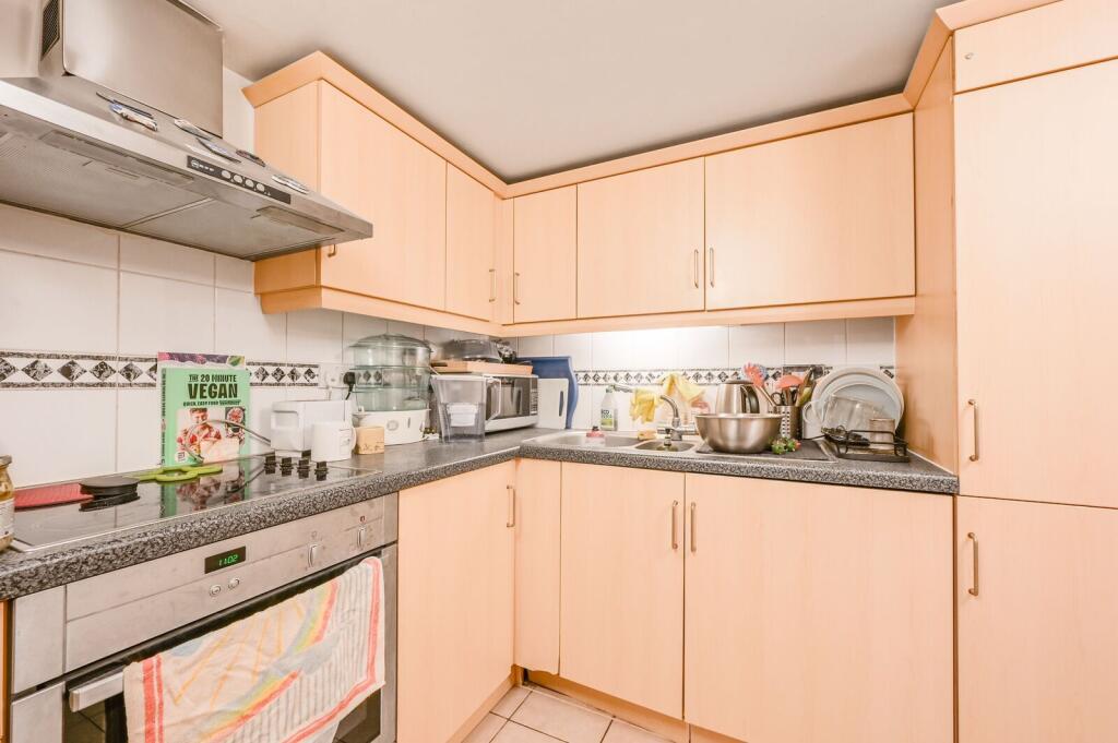 1 bed 1st Floor Flat for rent in Stepney. From Foxtons - Wapping