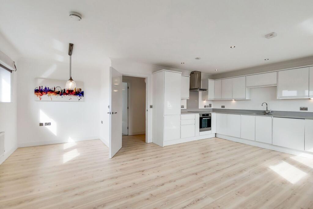 3 bed 1st Floor Flat for rent in Stepney. From Foxtons - Wapping