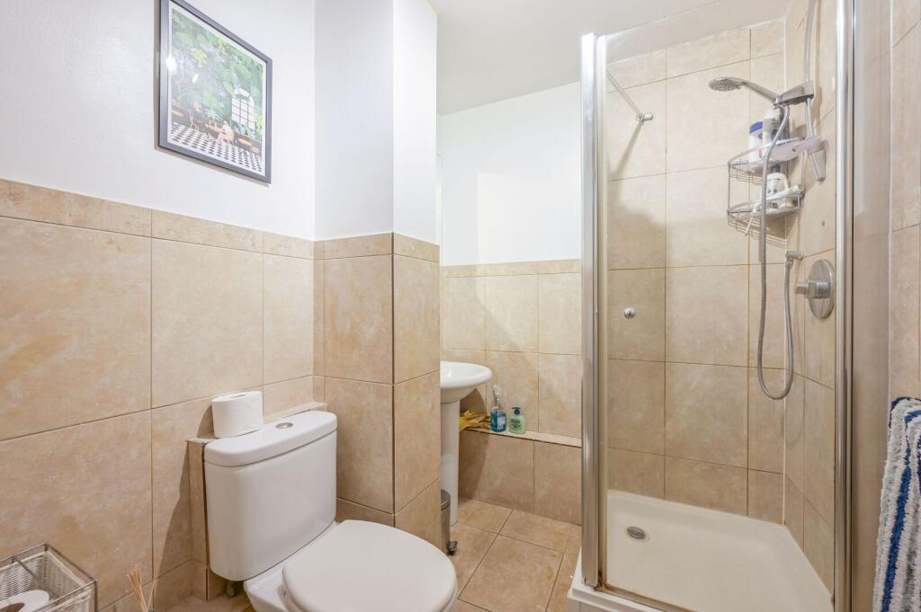 2 bed 1st Floor Flat for rent in London. From Foxtons - Wapping