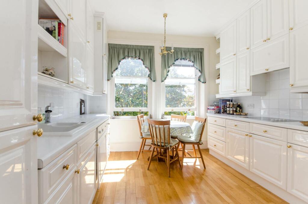 3 bed 1st Floor Flat for rent in London. From Foxtons - Wimbledon
