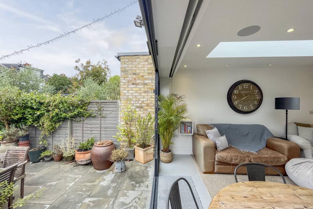 2 bed 1st Floor Flat for rent in London. From Foxtons - Wimbledon