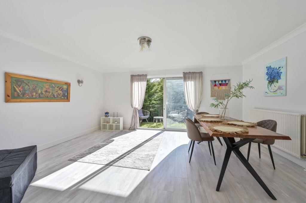 4 bed Mid Terraced House for rent in London. From Foxtons - Wimbledon