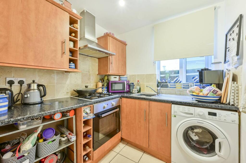 1 bed 1st Floor Flat for rent in London. From Foxtons - Wimbledon
