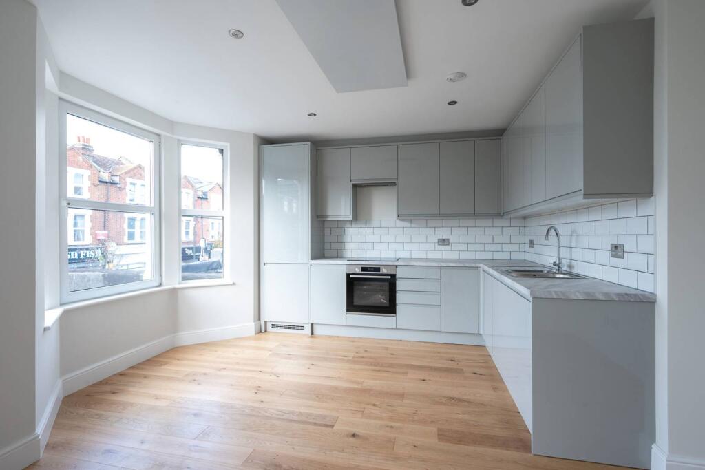 2 bed 1st Floor Flat for rent in London. From Foxtons - Wimbledon