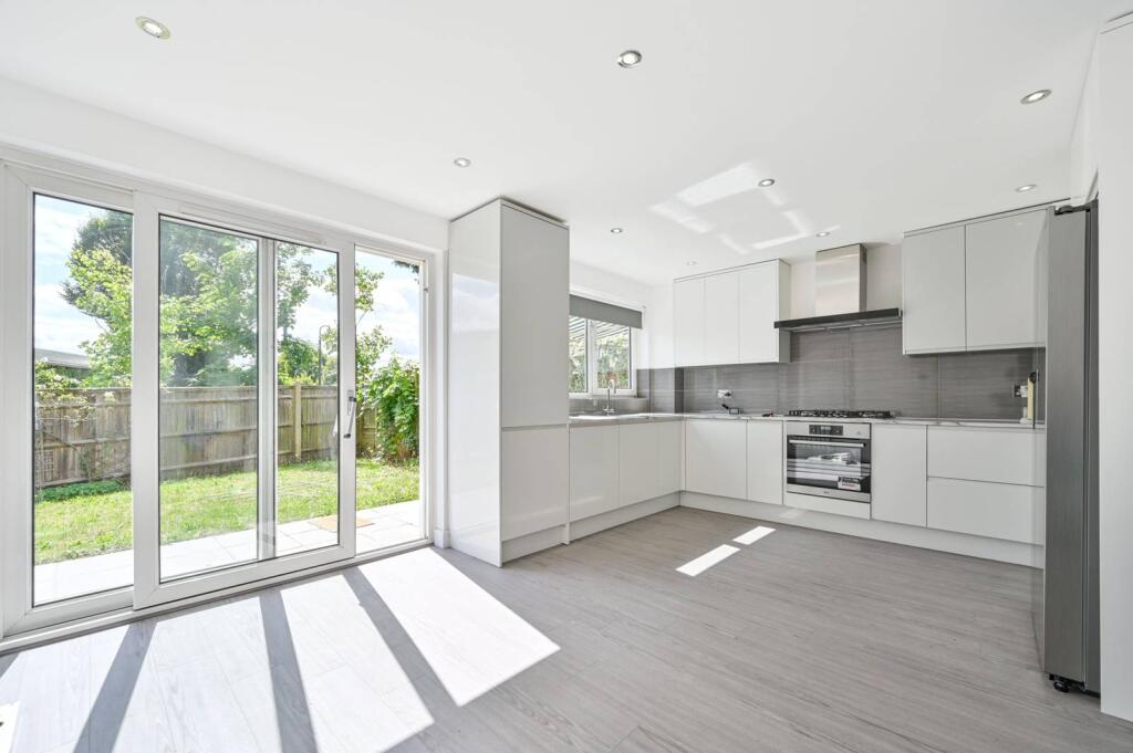 5 bed Mid Terraced House for rent in London. From Foxtons - Wimbledon