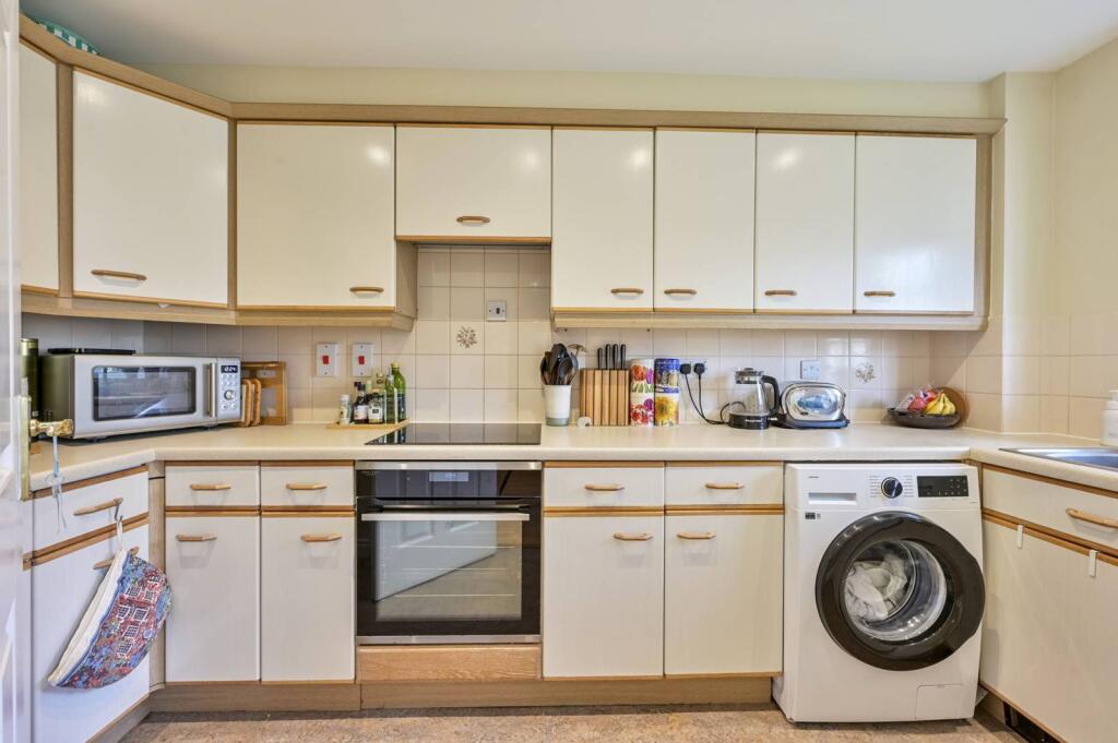 1 bed 1st Floor Flat for rent in London. From Foxtons - Wimbledon