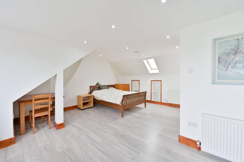 1 bed 1st Floor Flat for rent in London. From Foxtons - Wimbledon