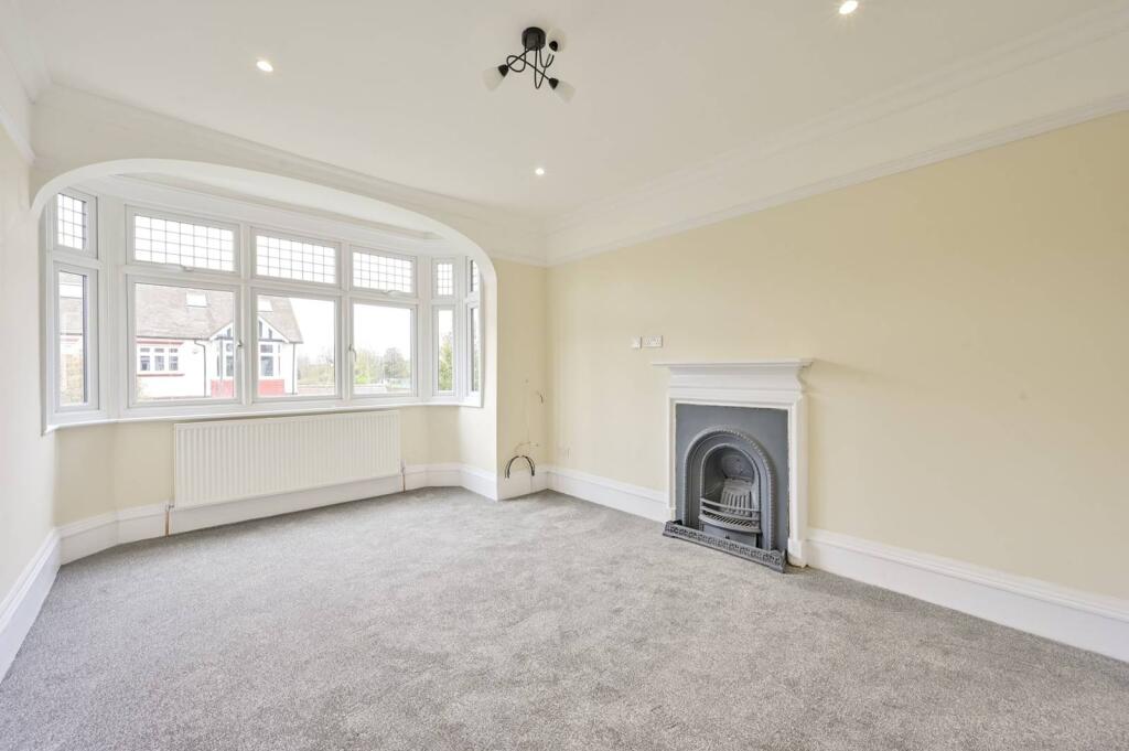 3 bed 1st Floor Flat for rent in London. From Foxtons - Wimbledon